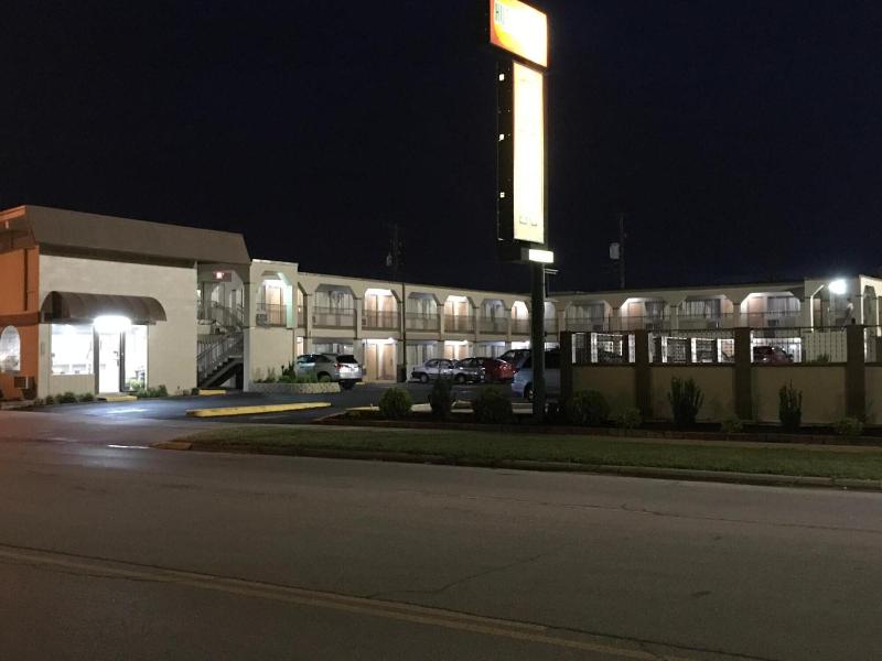 Hutchinson Inn image