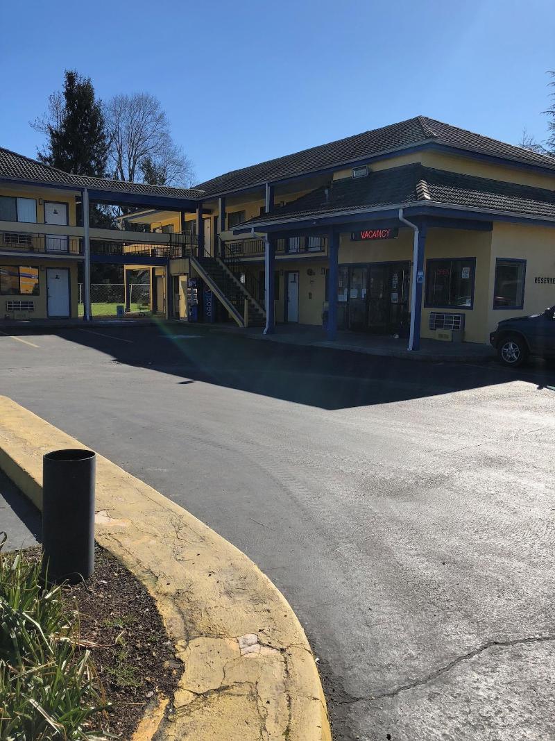 Sumner Motor Inn image