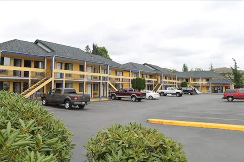 Sumner Motor Inn image