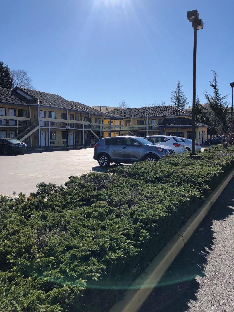 Sumner Motor Inn image