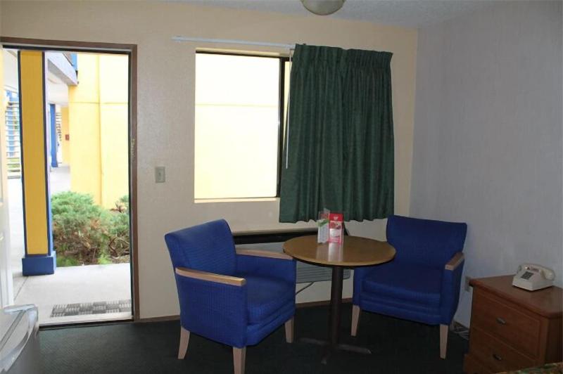 Sumner Motor Inn image