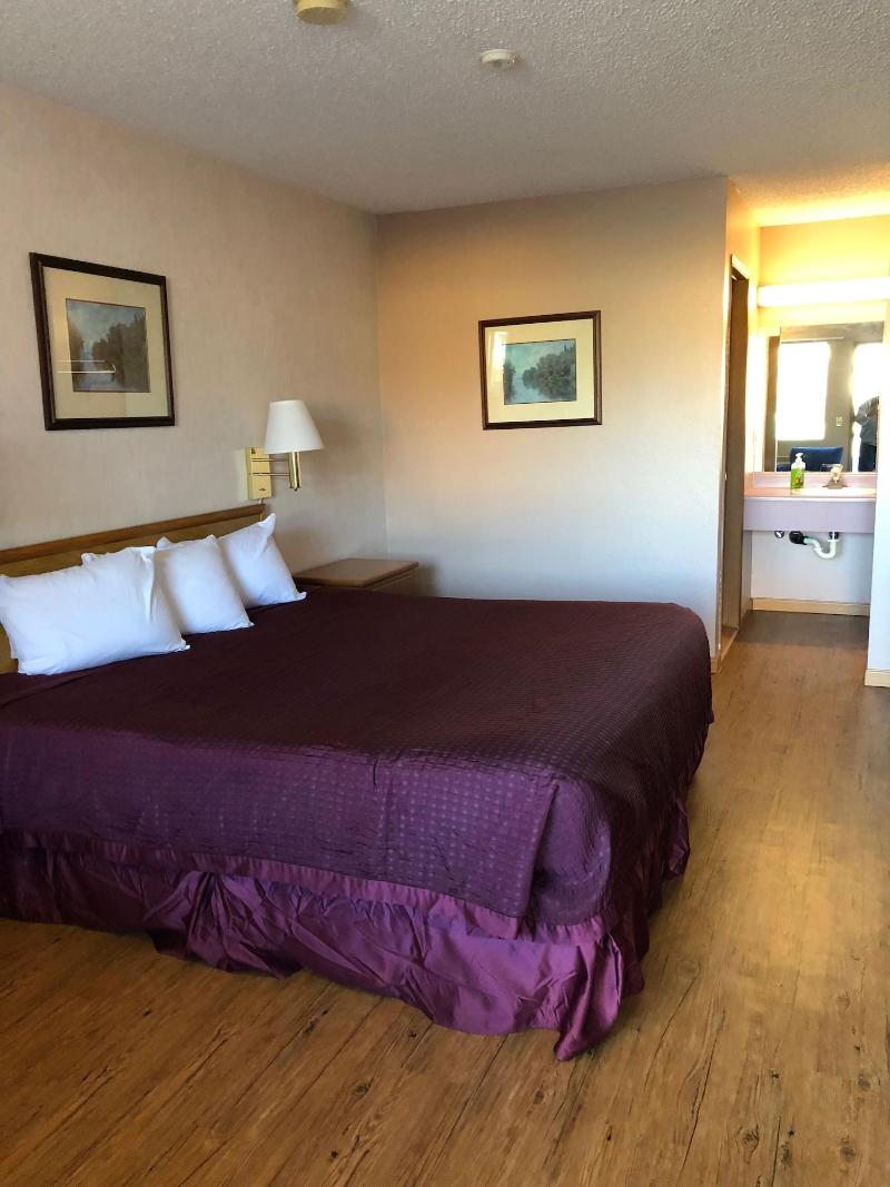 Sumner Motor Inn image