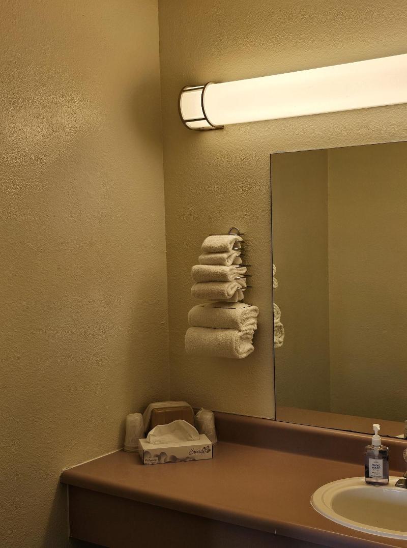 Sumner Motor Inn image