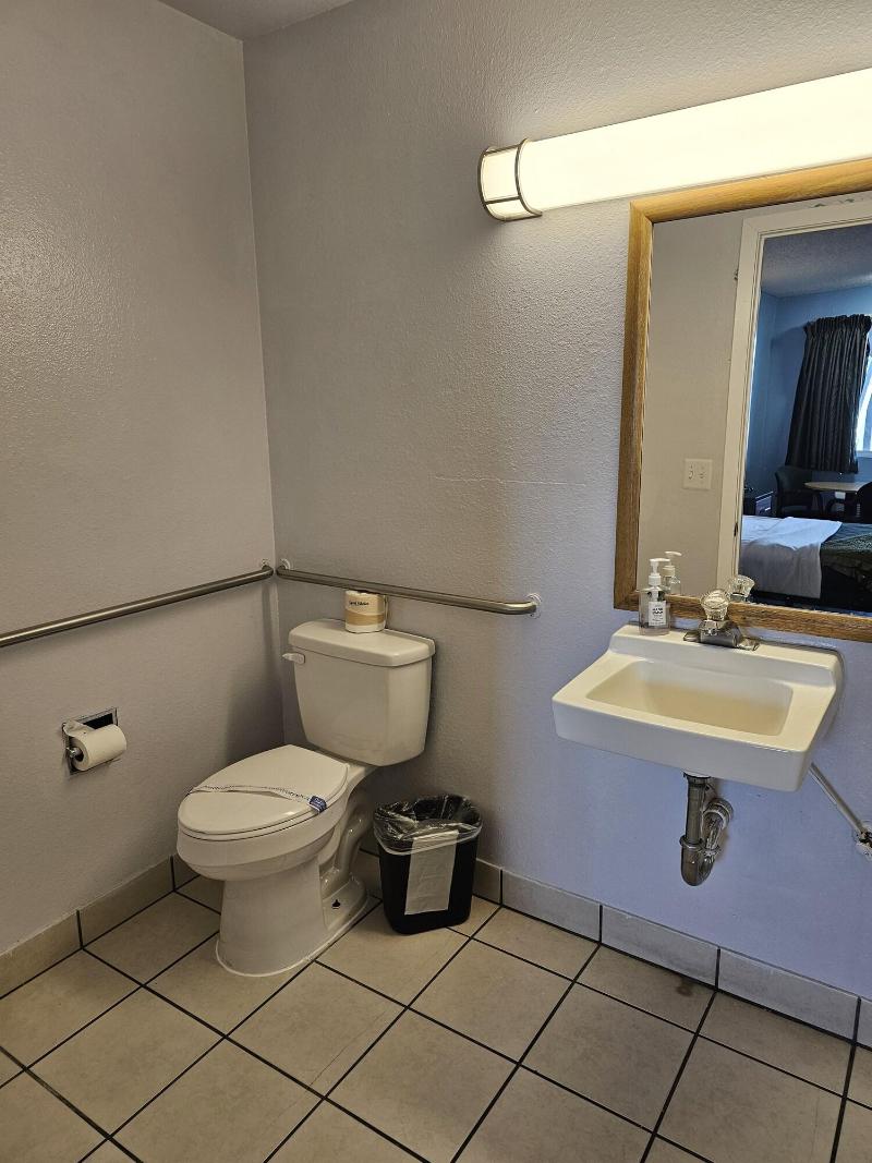 Sumner Motor Inn image