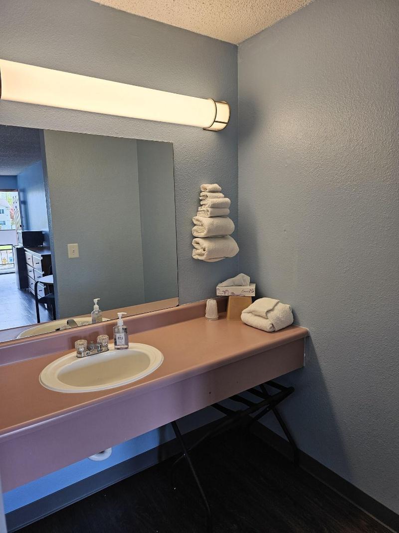 Sumner Motor Inn image