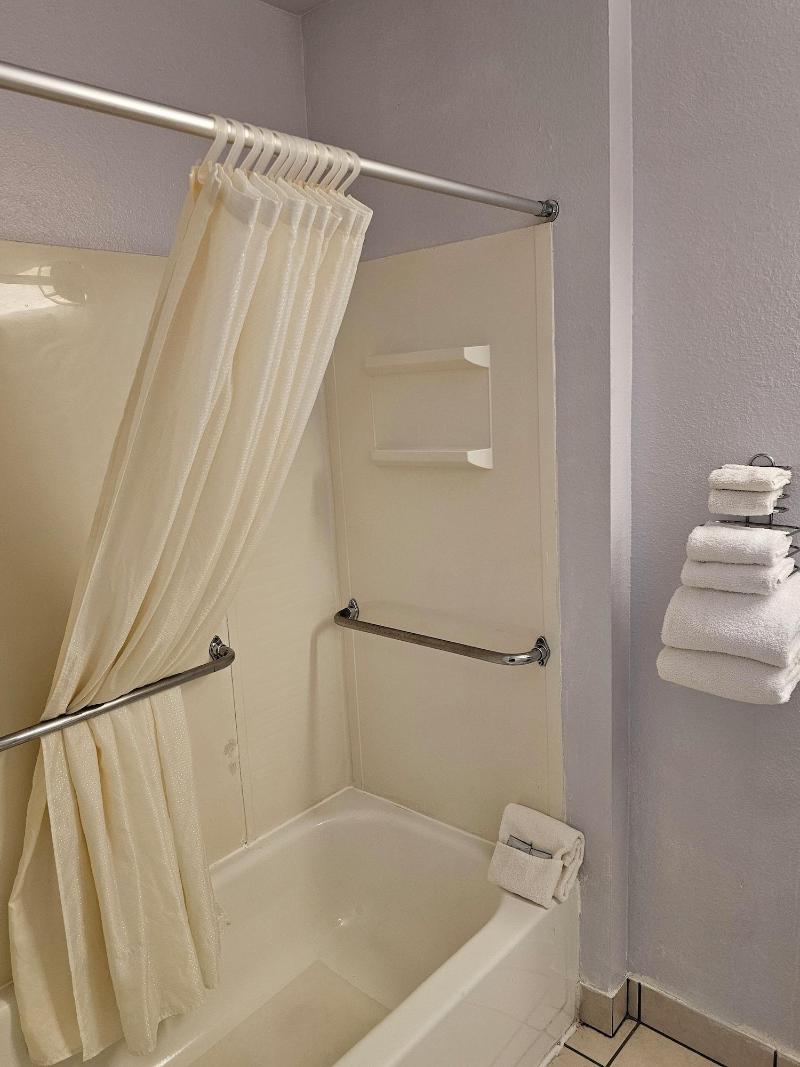 Sumner Motor Inn image