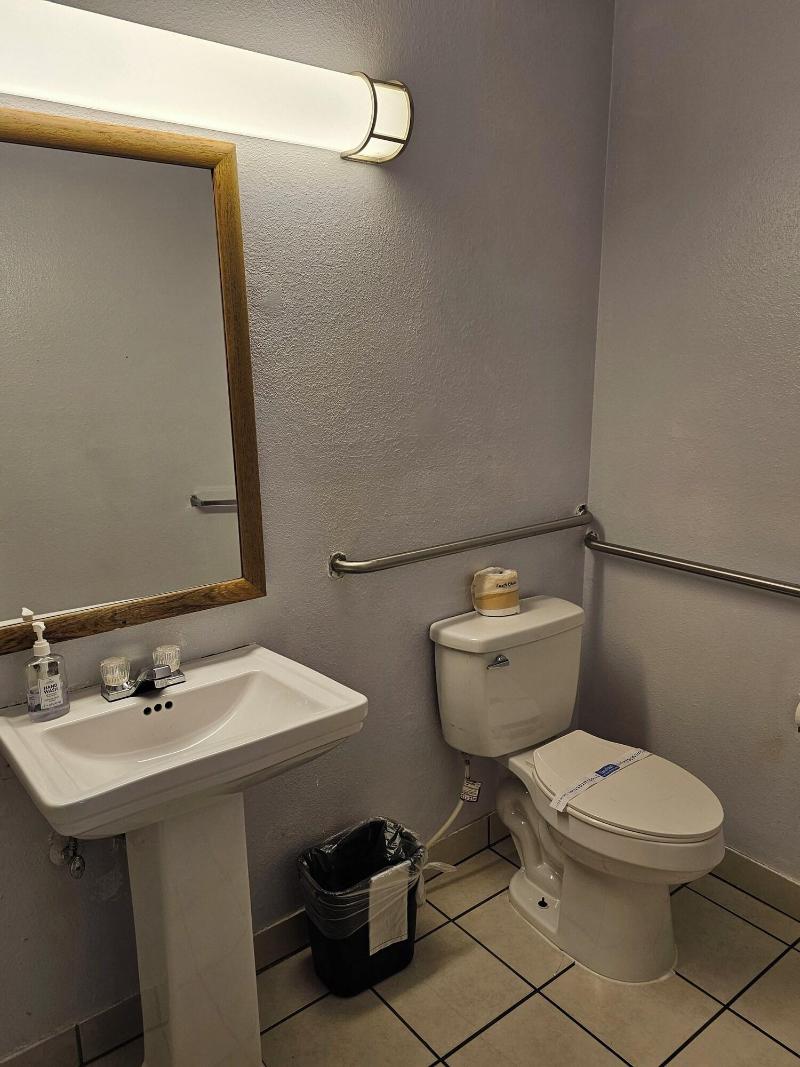 Sumner Motor Inn image