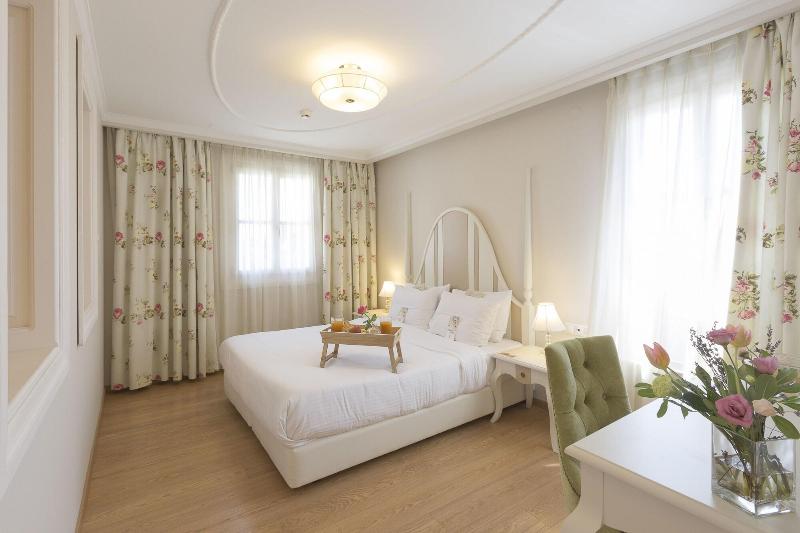 Gatto Perso Luxury Apartments image