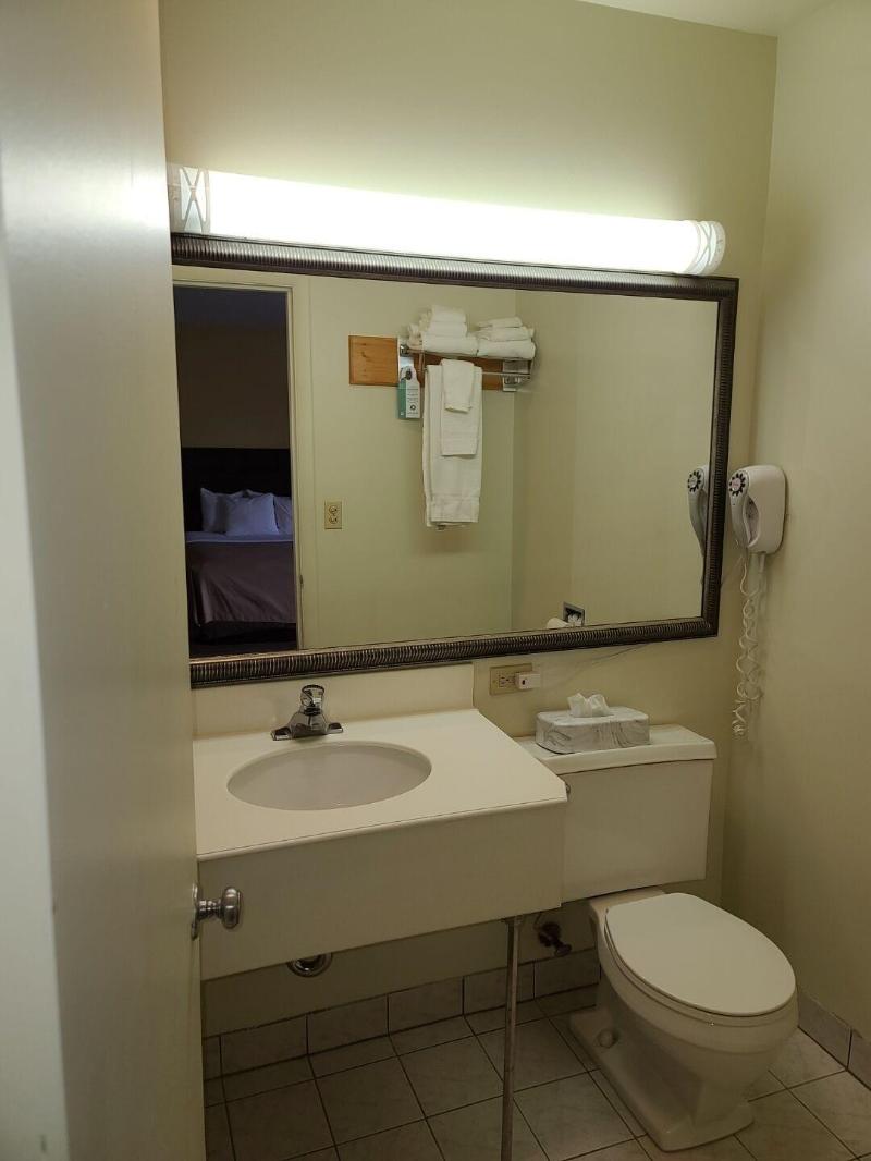 Budget Inn Farmington image