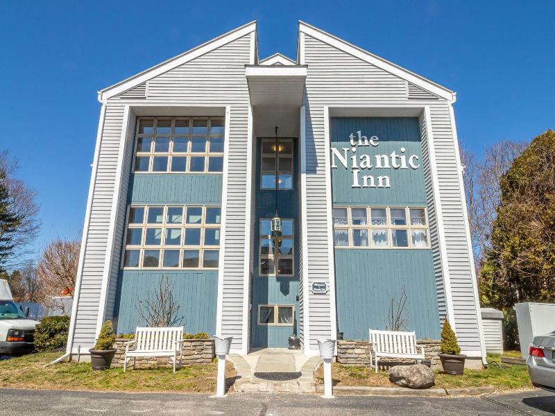 The Niantic Inn image