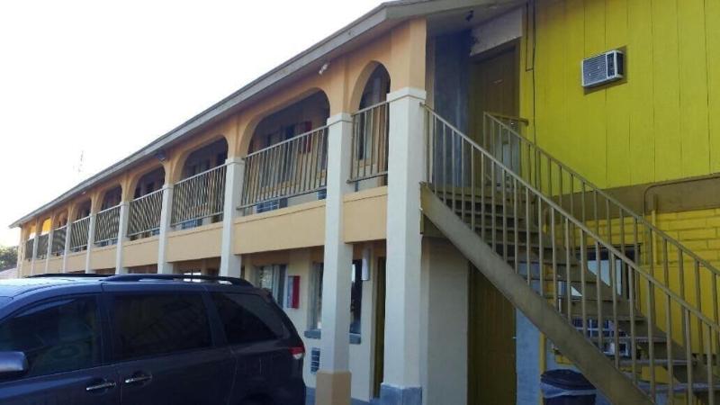 Carefree Inn Flatonia — general view