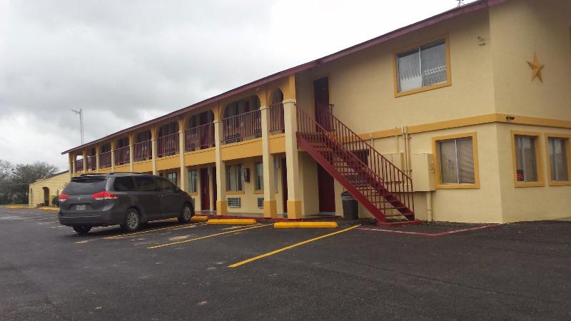 Carefree Inn Flatonia — general view