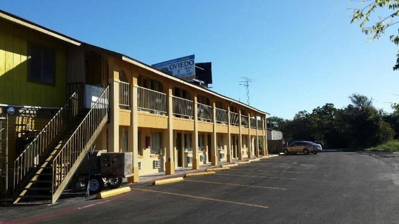 Carefree Inn Flatonia — general view