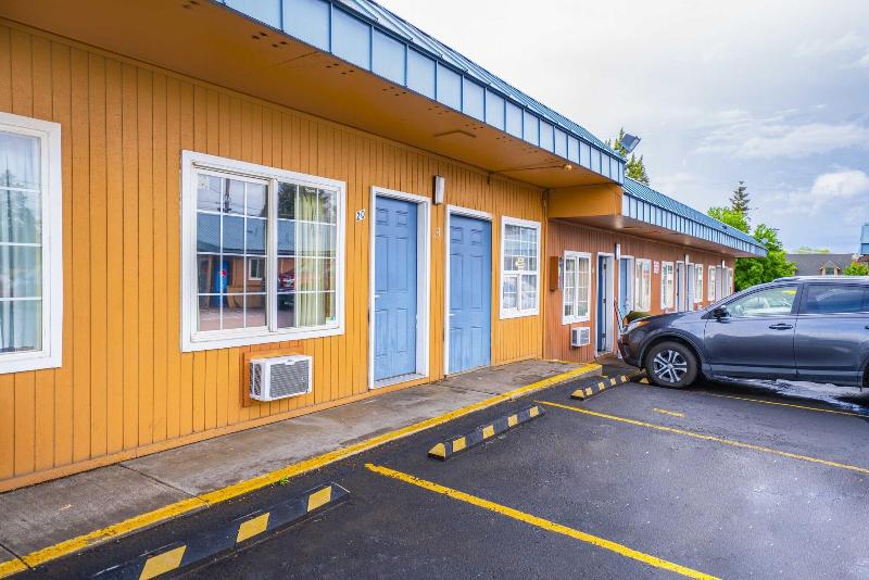Royal Gateway Motel image