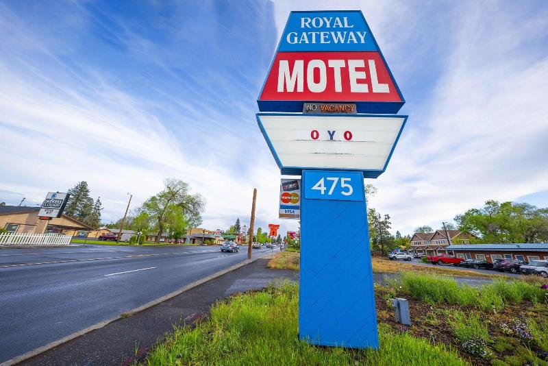 Royal Gateway Motel image