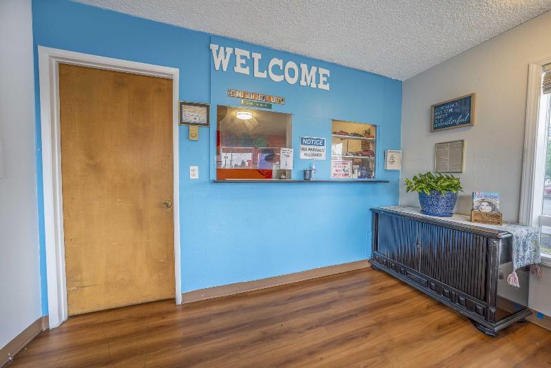 Royal Gateway Motel image