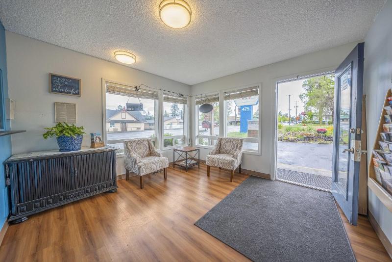 Royal Gateway Motel image