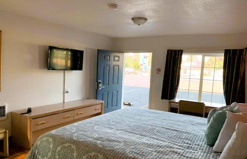 Royal Gateway Motel image