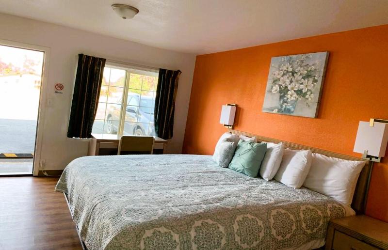 Royal Gateway Motel image