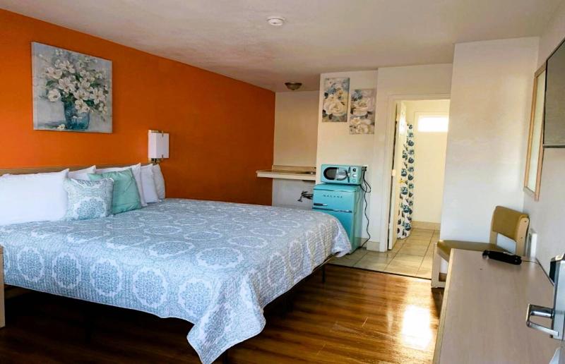 Royal Gateway Motel image