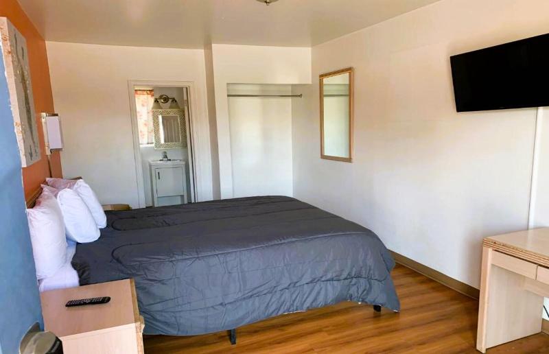 Royal Gateway Motel image