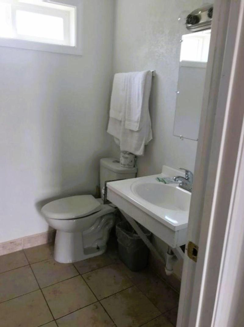 Royal Gateway Motel image
