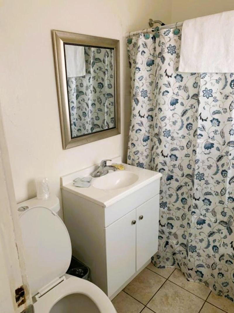 Royal Gateway Motel image