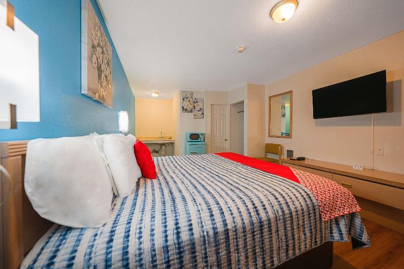 Royal Gateway Motel image