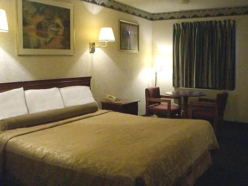Red Carpet Inn Williamstown image