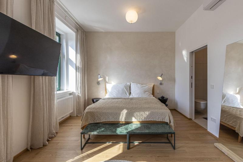 Sissi West image
