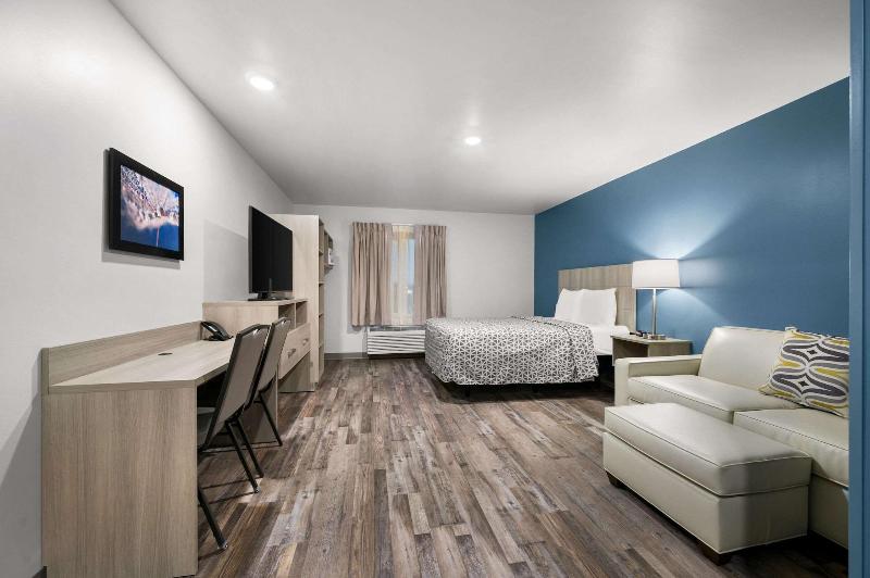 Woodspring Suites Dearborn Detroit image