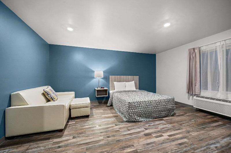 Woodspring Suites Dearborn Detroit image