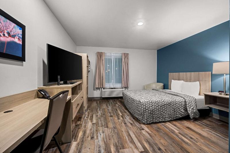 Woodspring Suites Dearborn Detroit image