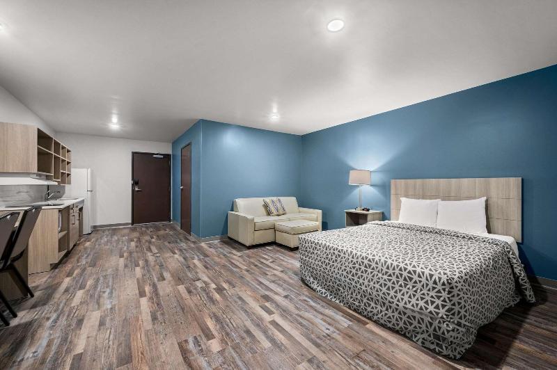 Woodspring Suites Dearborn Detroit image