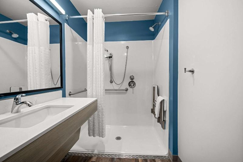 Woodspring Suites Dearborn Detroit image