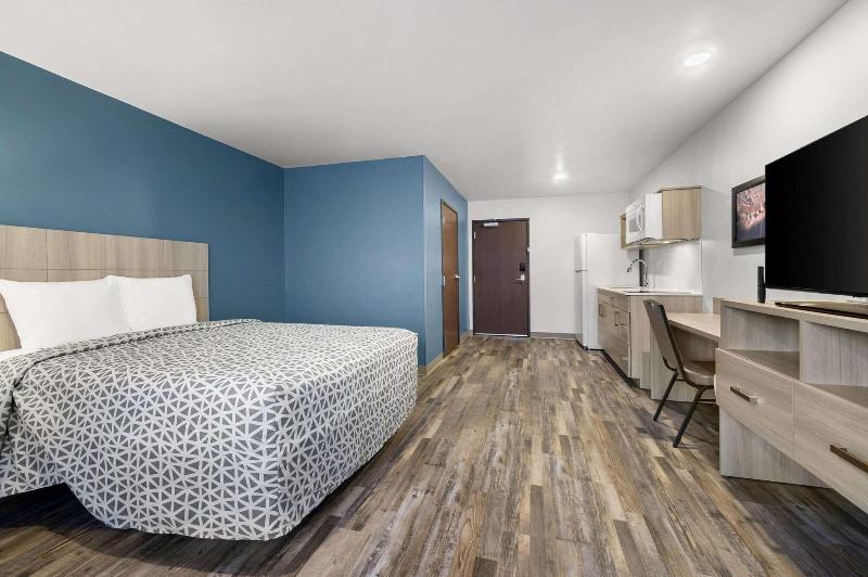 Woodspring Suites Dearborn Detroit image