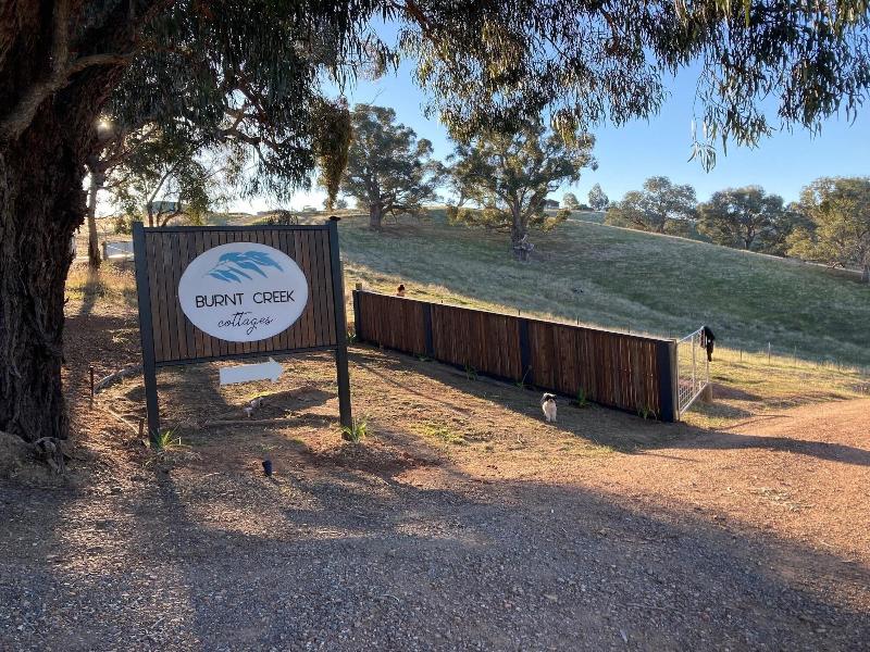 Burnt Creek Cottages Mansfield image