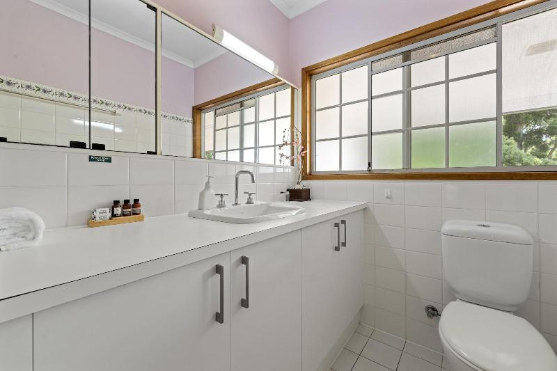 Birds N Bloom Cottages image