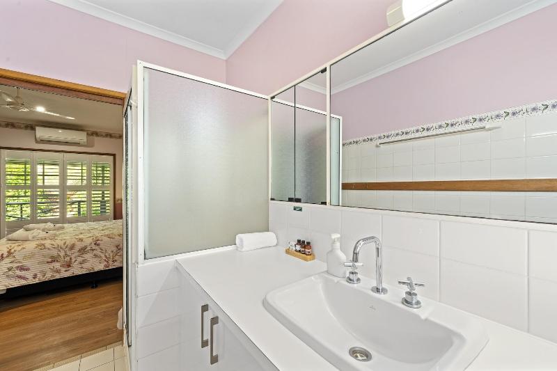 Birds N Bloom Cottages image