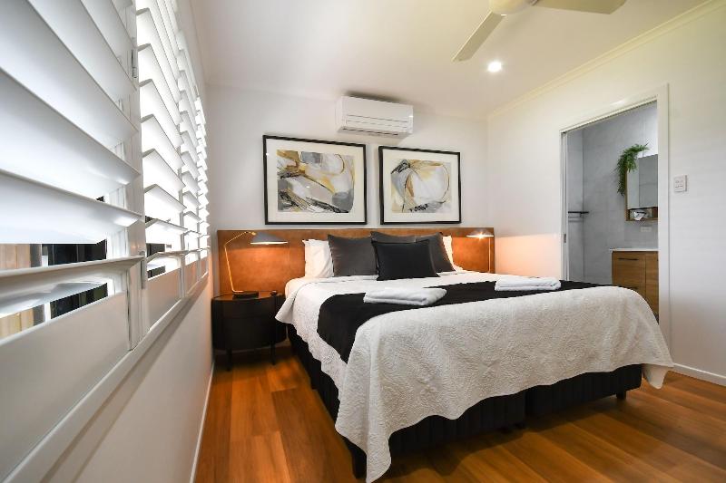 Birds N Bloom Cottages image
