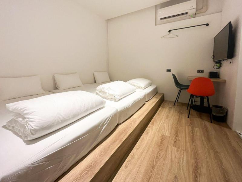 Light Hostel Hualien image