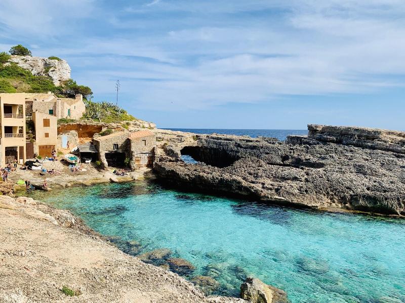 Hostal Cala Llombards image