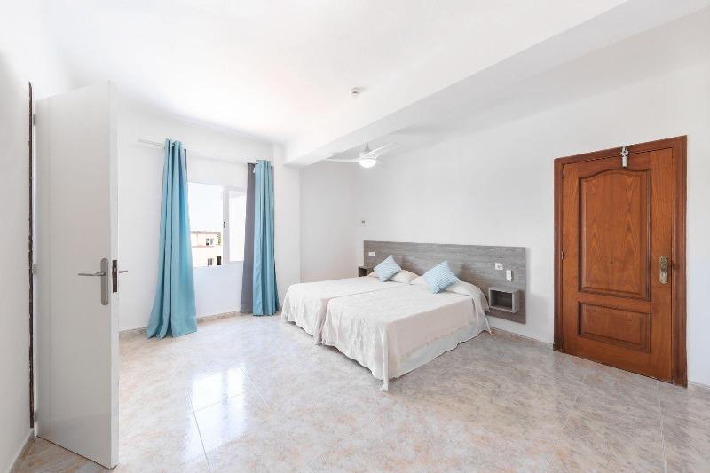 Hostal Cala Llombards image