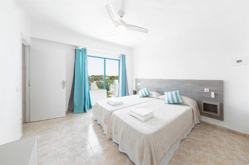 Hostal Cala Llombards image