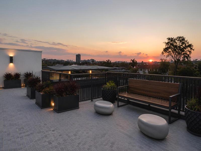 Los Angeles Deluxe Suites Free Parking