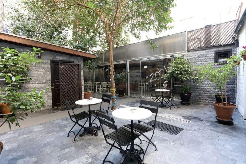 Mezzo Hotel image