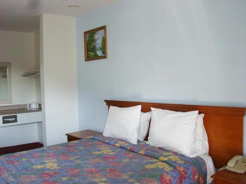 Scottish Inns Long Beach image