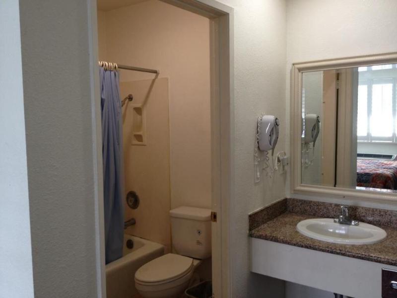 Scottish Inns Long Beach image