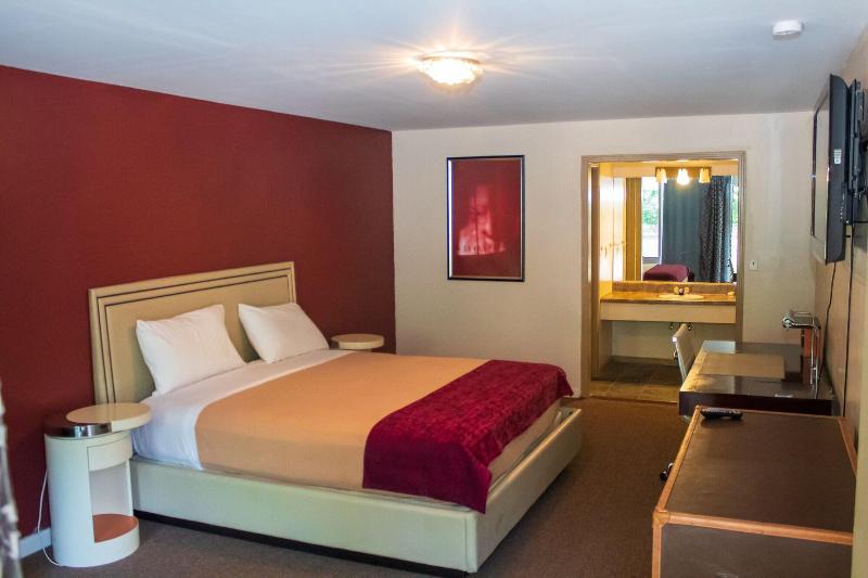 The Grand Motel 4