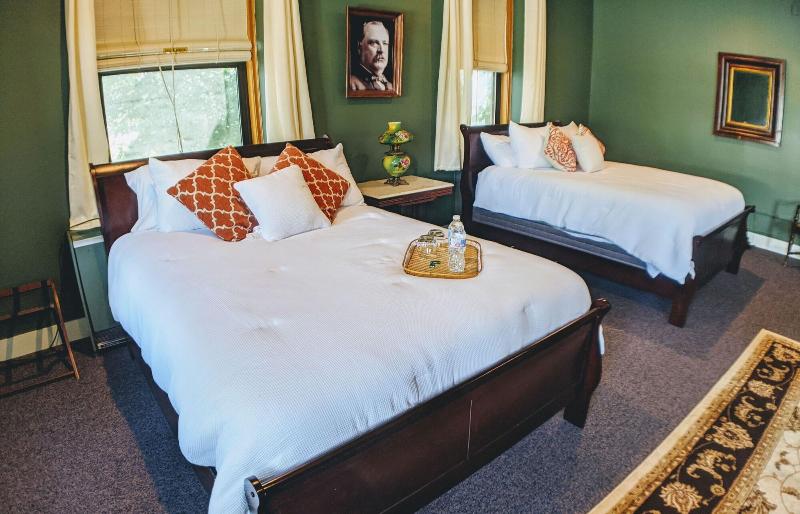Sherman Inn image